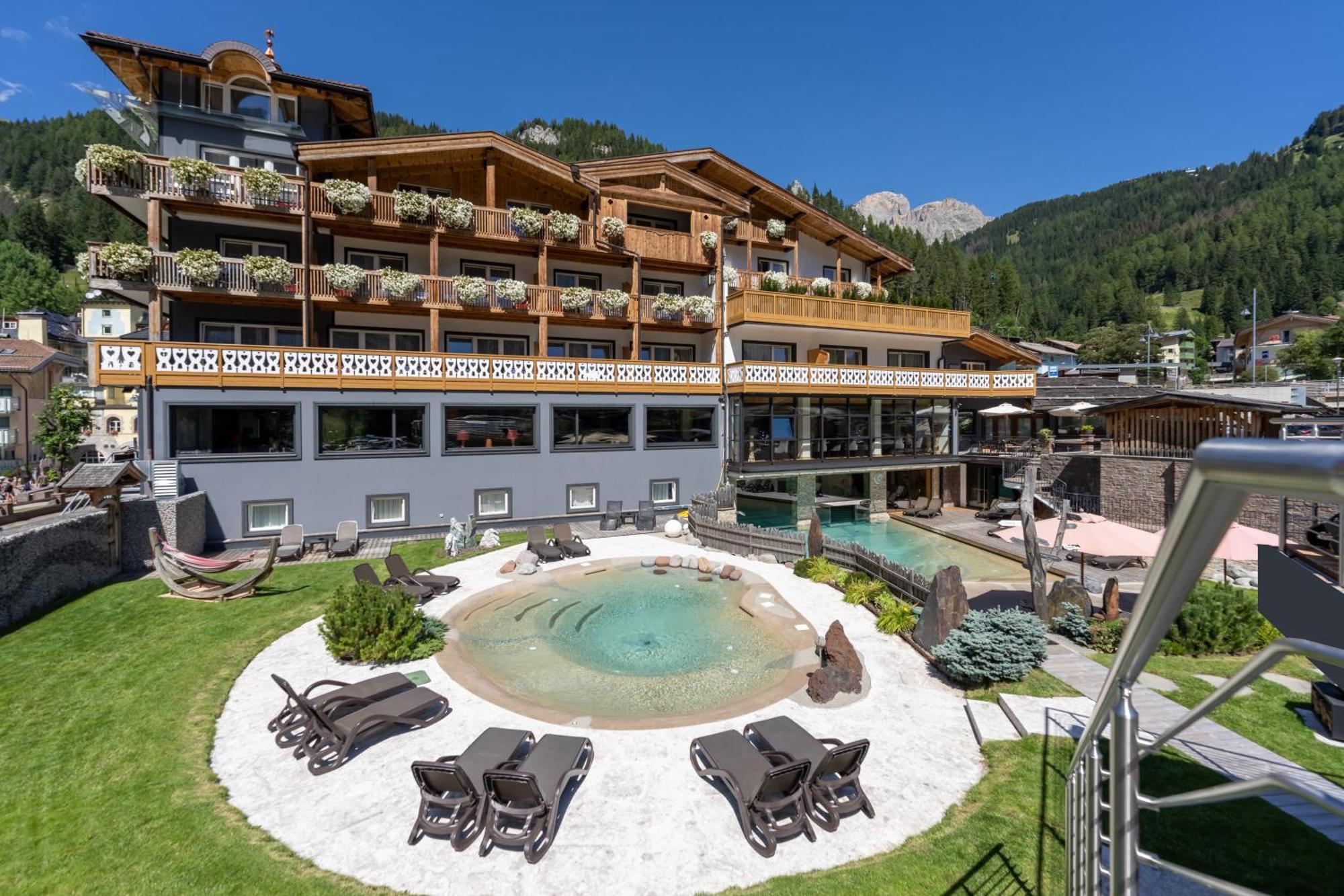Croce Bianca Leisure & Spa Hotel Canazei Esterno foto