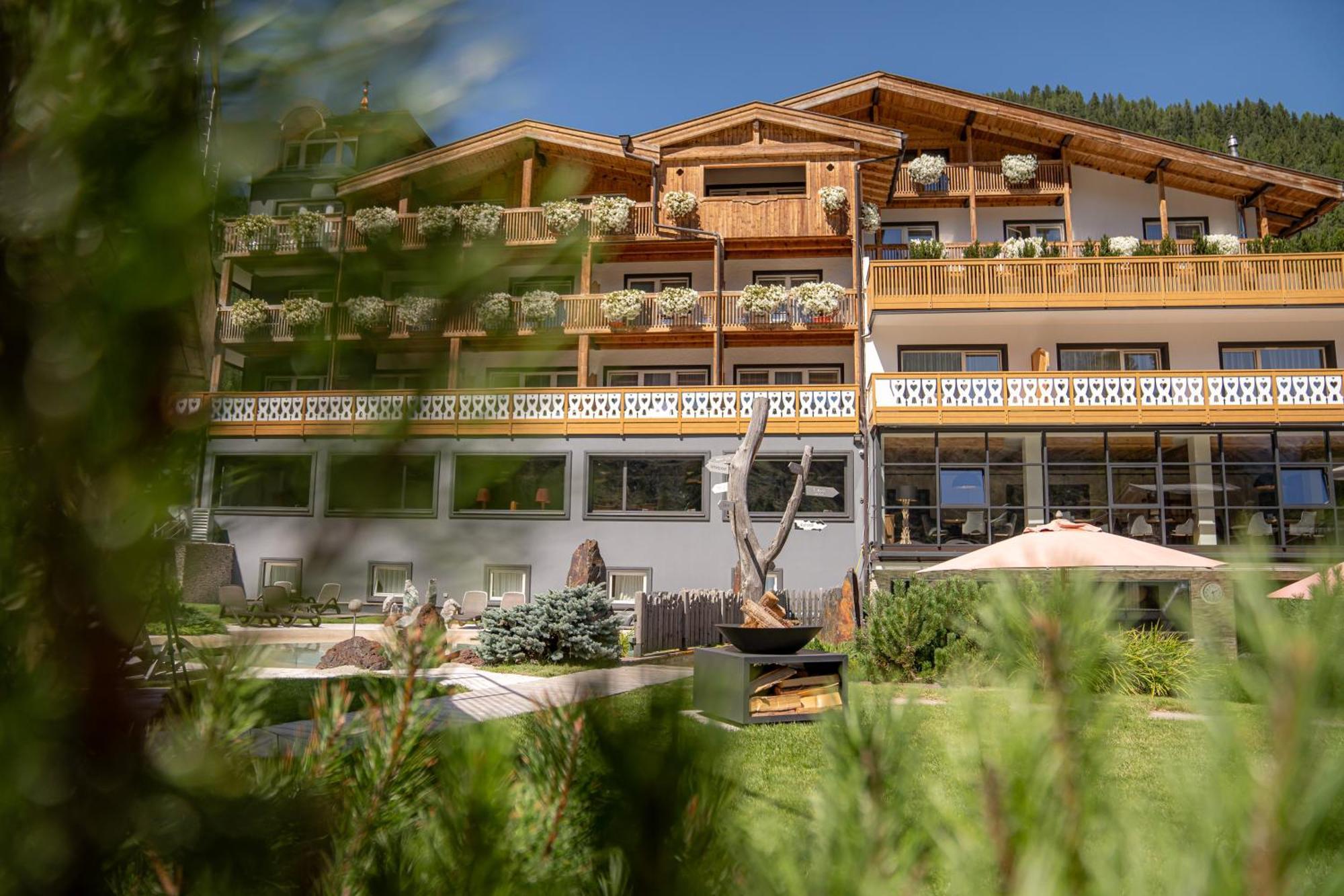 Croce Bianca Leisure & Spa Hotel Canazei Esterno foto